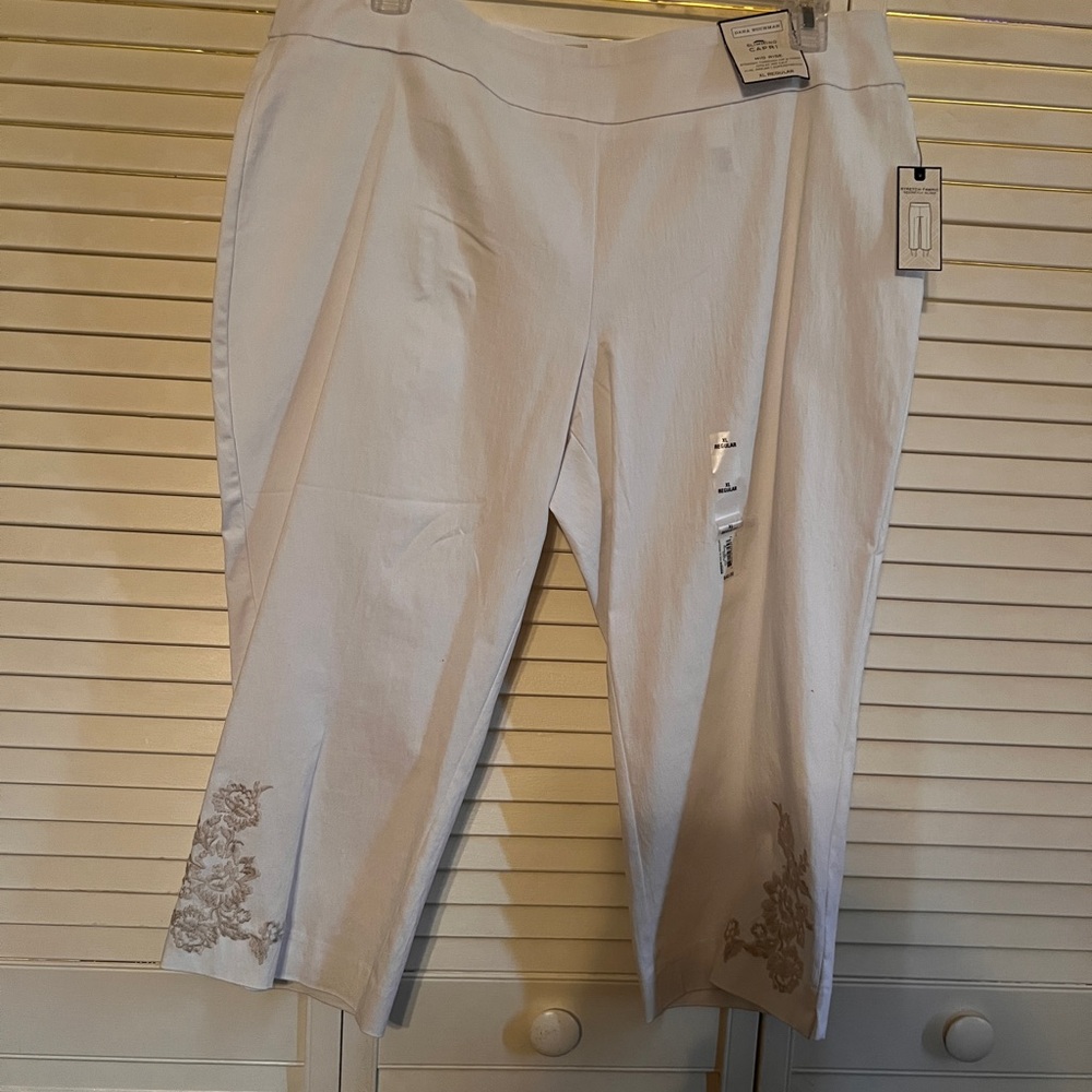 Dana Buchman White Slimming Capri 
Neww/tags
Measurements inphotos 
embroidered
